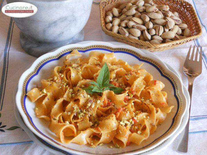 Pasta in salsa di Peperoni rossi con granella di Pistacchi preparazione 14