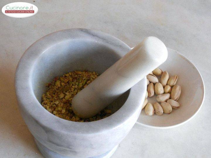 Pasta in salsa di Peperoni rossi con granella di Pistacchi preparazione 3