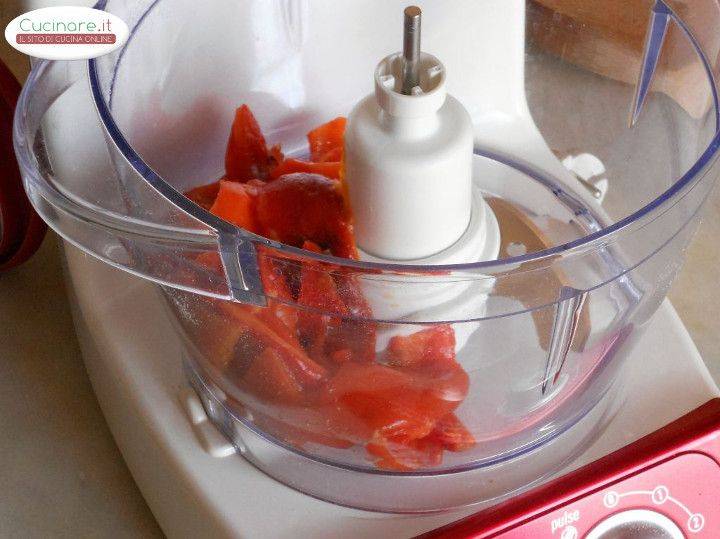 Pasta in salsa di Peperoni rossi con granella di Pistacchi preparazione 5