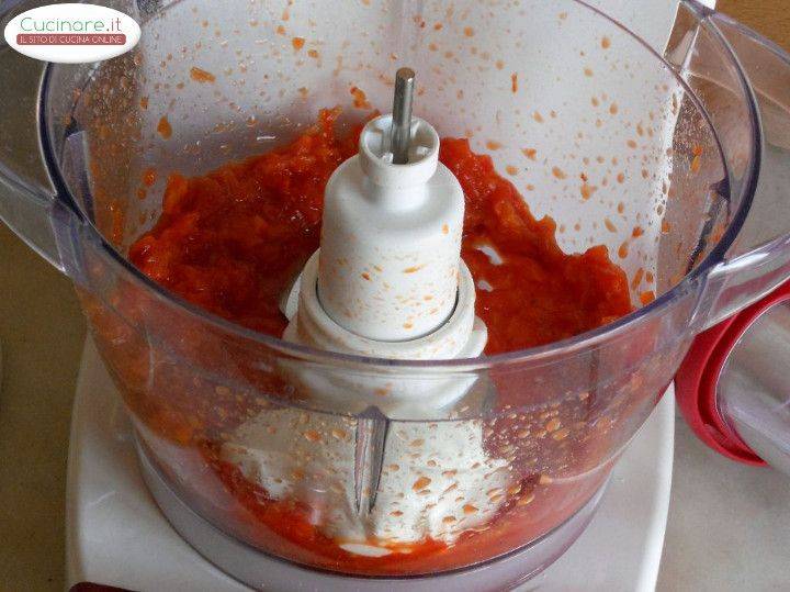 Pasta in salsa di Peperoni rossi con granella di Pistacchi preparazione 6