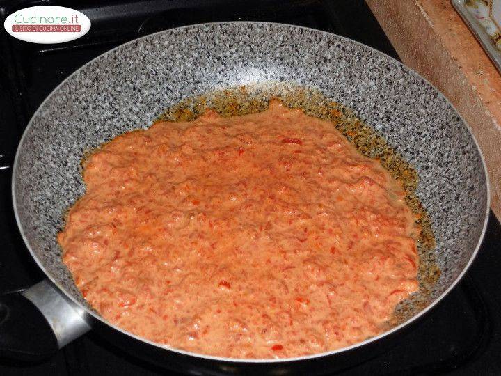 Pasta in salsa di Peperoni rossi con granella di Pistacchi preparazione 8