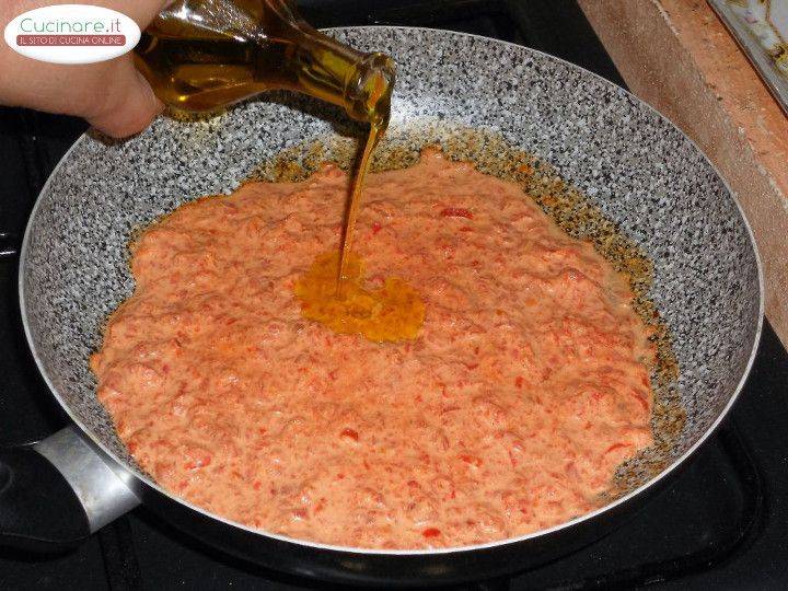 Pasta in salsa di Peperoni rossi con granella di Pistacchi preparazione 11