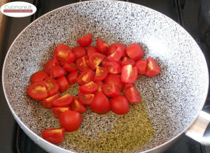 Penne al Pesto di Rucola con Olive taggiasche e Pomodori ciliegini preparazione 1