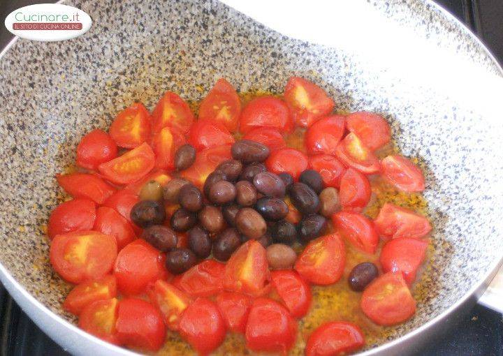Penne al Pesto di Rucola con Olive taggiasche e Pomodori ciliegini preparazione 2
