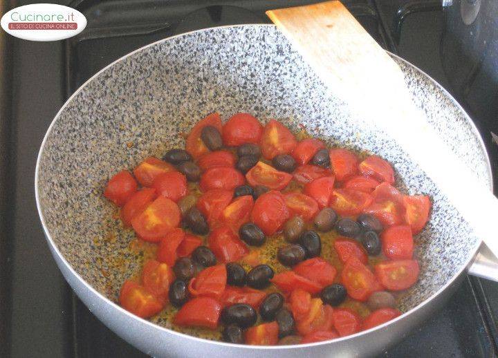 Penne al Pesto di Rucola con Olive taggiasche e Pomodori ciliegini preparazione 3