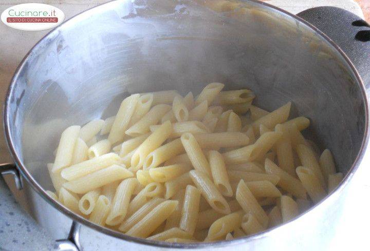 Penne al Pesto di Rucola con Olive taggiasche e Pomodori ciliegini preparazione 5