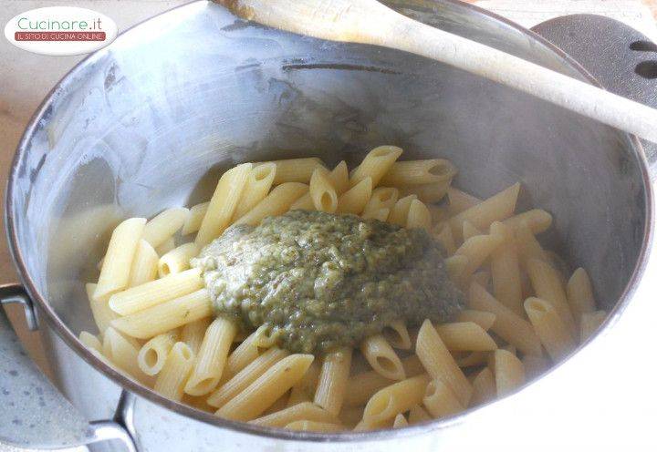 Penne al Pesto di Rucola con Olive taggiasche e Pomodori ciliegini preparazione 6