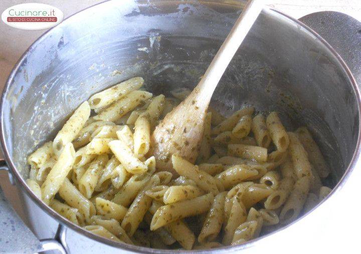 Penne al Pesto di Rucola con Olive taggiasche e Pomodori ciliegini preparazione 7