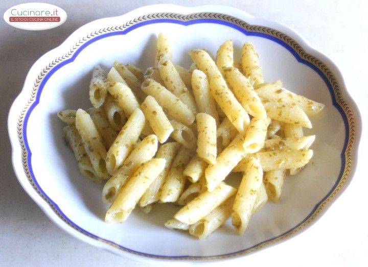 Penne al Pesto di Rucola con Olive taggiasche e Pomodori ciliegini preparazione 8