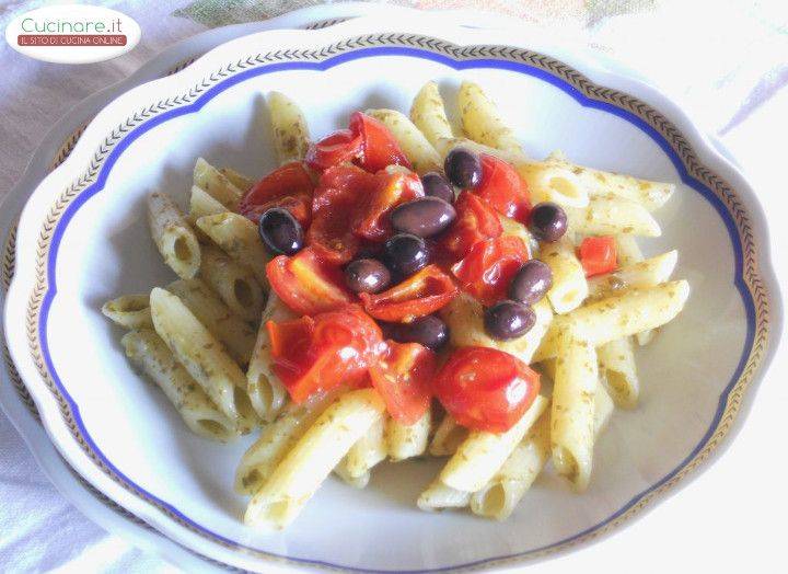 Penne al Pesto di Rucola con Olive taggiasche e Pomodori ciliegini preparazione 9