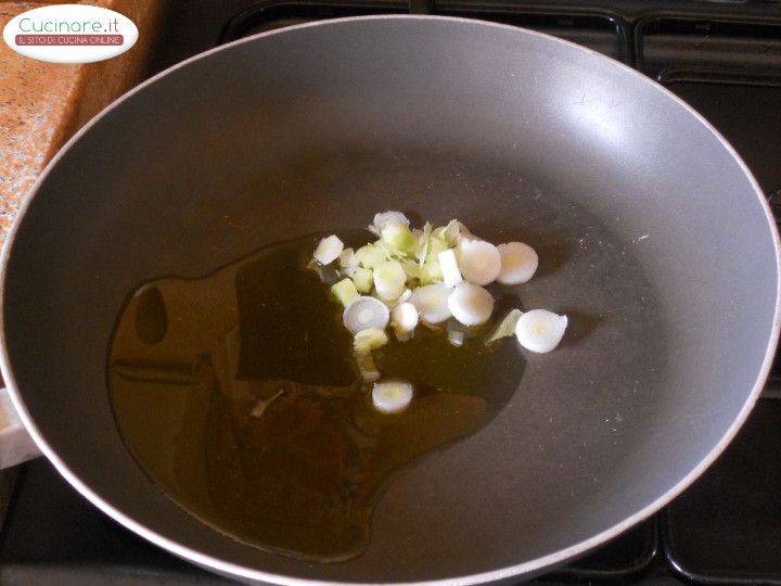 Penne al Tonno con Peperoncini dolci, Acciughe,  Olive piccanti e Aneto preparazione 0