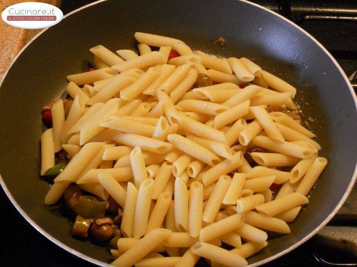 Penne al Tonno con Peperoncini dolci, Acciughe,  Olive piccanti e Aneto preparazione 10