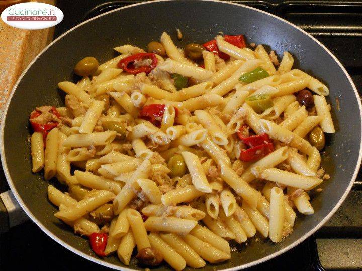 Penne al Tonno con Peperoncini dolci, Acciughe,  Olive piccanti e Aneto preparazione 11