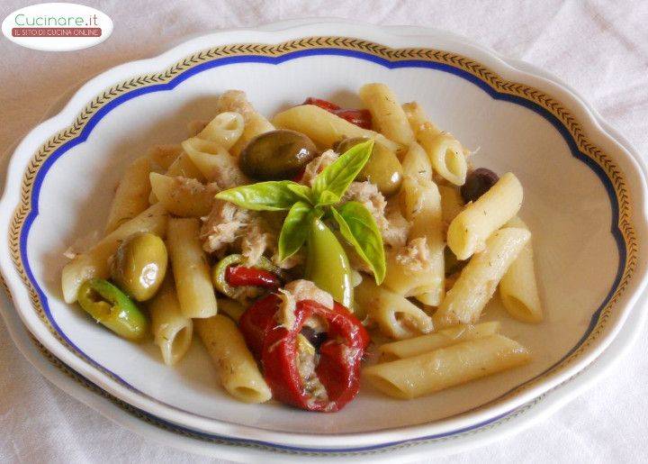 Penne al Tonno con Peperoncini dolci, Acciughe,  Olive piccanti e Aneto preparazione 12