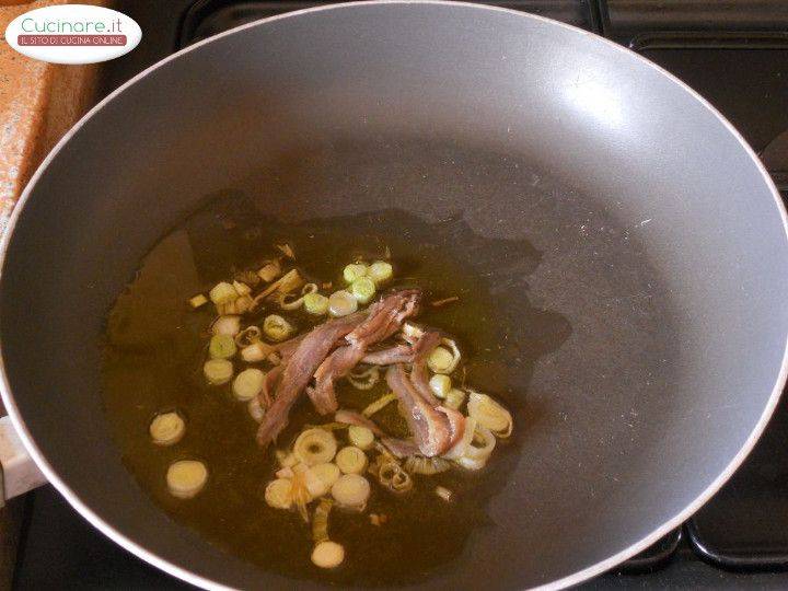 Penne al Tonno con Peperoncini dolci, Acciughe,  Olive piccanti e Aneto preparazione 1