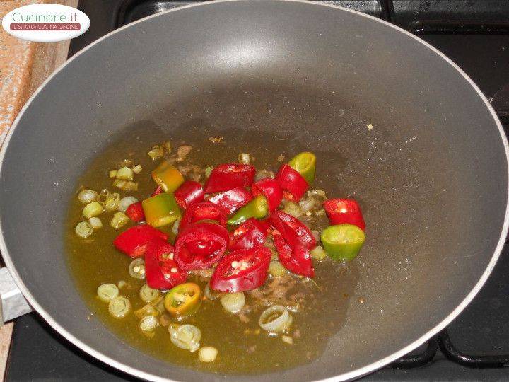 Penne al Tonno con Peperoncini dolci, Acciughe,  Olive piccanti e Aneto preparazione 3