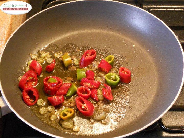 Penne al Tonno con Peperoncini dolci, Acciughe,  Olive piccanti e Aneto preparazione 4