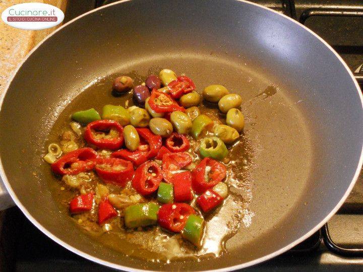 Penne al Tonno con Peperoncini dolci, Acciughe,  Olive piccanti e Aneto preparazione 5