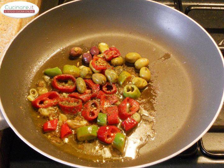 Penne al Tonno con Peperoncini dolci, Acciughe,  Olive piccanti e Aneto preparazione 6