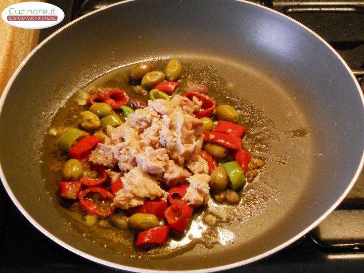 Penne al Tonno con Peperoncini dolci, Acciughe,  Olive piccanti e Aneto preparazione 7