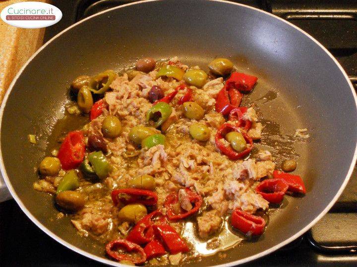 Penne al Tonno con Peperoncini dolci, Acciughe,  Olive piccanti e Aneto preparazione 8