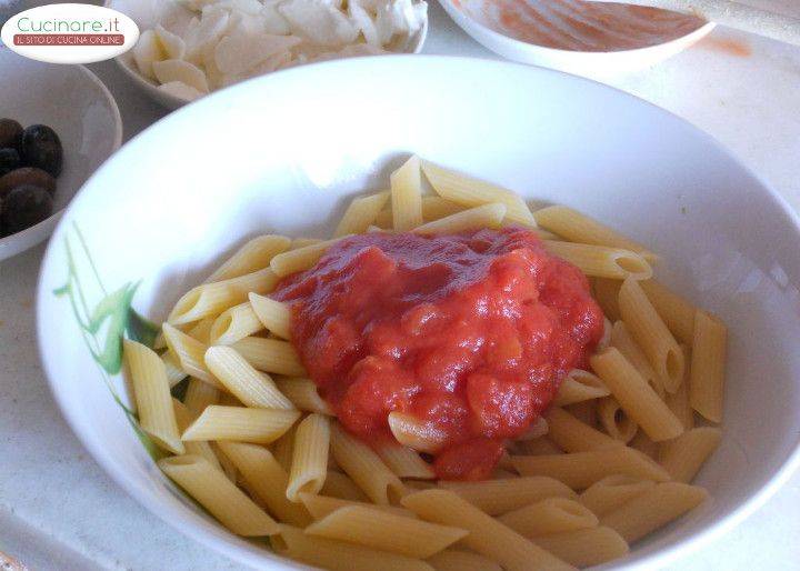 Penne al cartoccio con Olive di Gaeta e Mozzarella preparazione 1