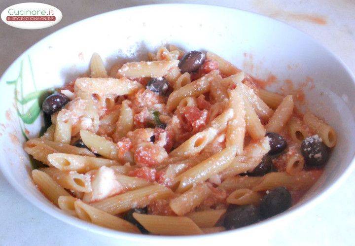 Penne al cartoccio con Olive di Gaeta e Mozzarella preparazione 5