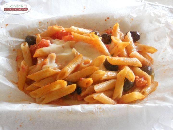 Penne al cartoccio con Olive di Gaeta e Mozzarella preparazione 11