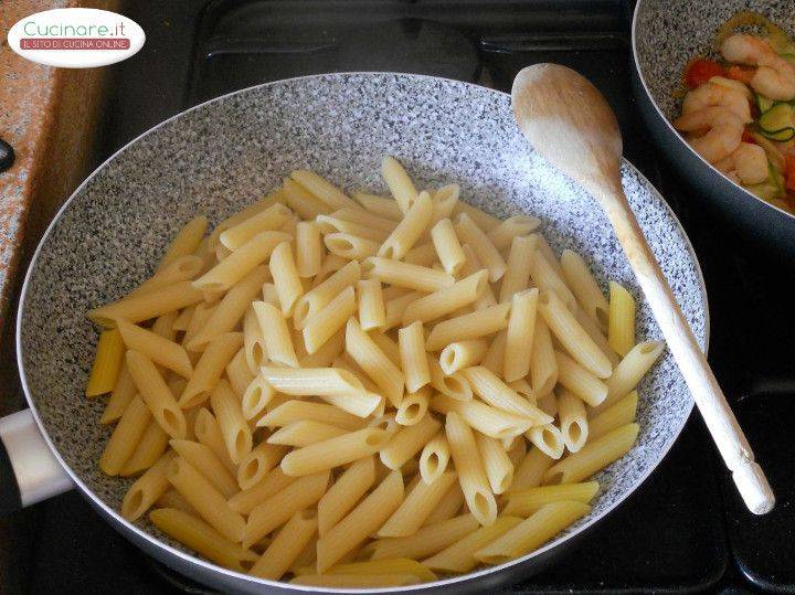 Penne allo Zafferano con Zucchine e Gamberetti al Pigato preparazione 11