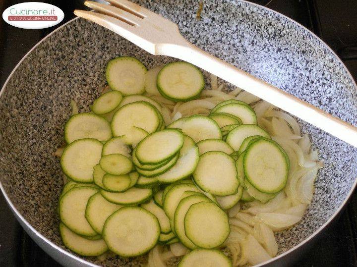 Penne allo Zafferano con Zucchine e Gamberetti al Pigato preparazione 1