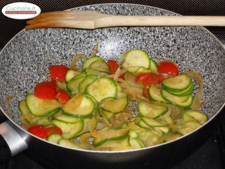 Penne allo Zafferano con Zucchine e Gamberetti al Pigato preparazione 3