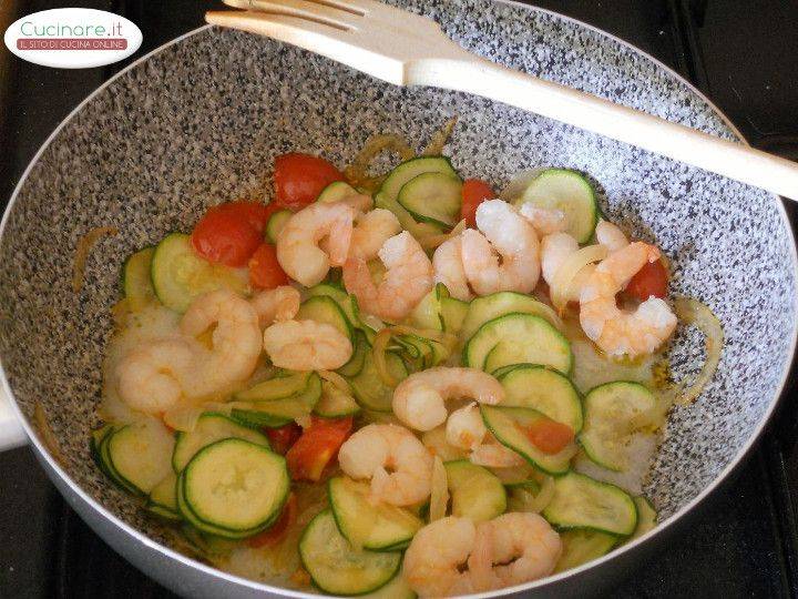 Penne allo Zafferano con Zucchine e Gamberetti al Pigato preparazione 7