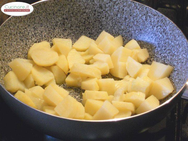 Penne integrali con Patate, Noce moscata e granella di Noci preparazione 2