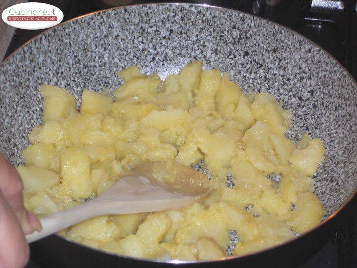 Penne integrali con Patate, Noce moscata e granella di Noci preparazione 3