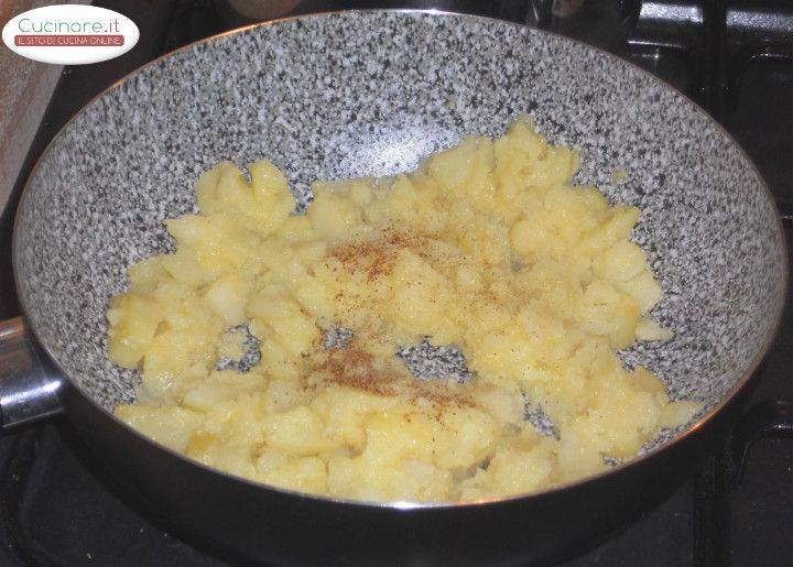 Penne integrali con Patate, Noce moscata e granella di Noci preparazione 4