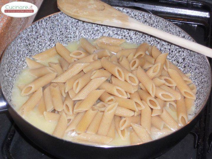 Penne integrali con Patate, Noce moscata e granella di Noci preparazione 8