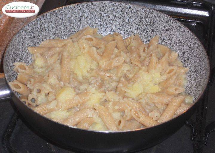 Penne integrali con Patate, Noce moscata e granella di Noci preparazione 10