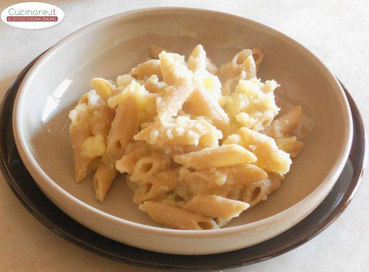 Penne integrali con Patate, Noce moscata e granella di Noci preparazione 11