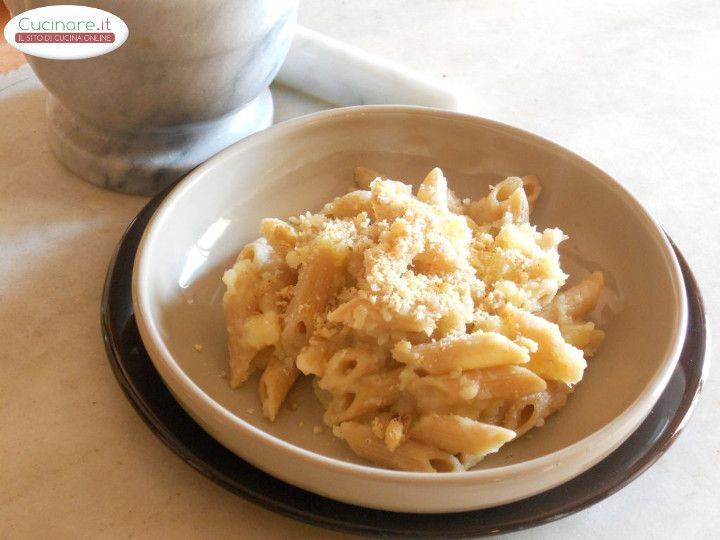 Penne integrali con Patate, Noce moscata e granella di Noci preparazione 12