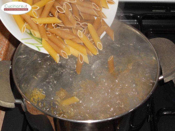 Penne miste al forno con Acciughe, Mozzarella e Basilico preparazione 0