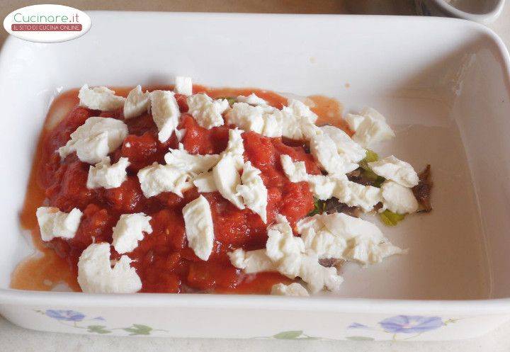 Penne miste al forno con Acciughe, Mozzarella e Basilico preparazione 4