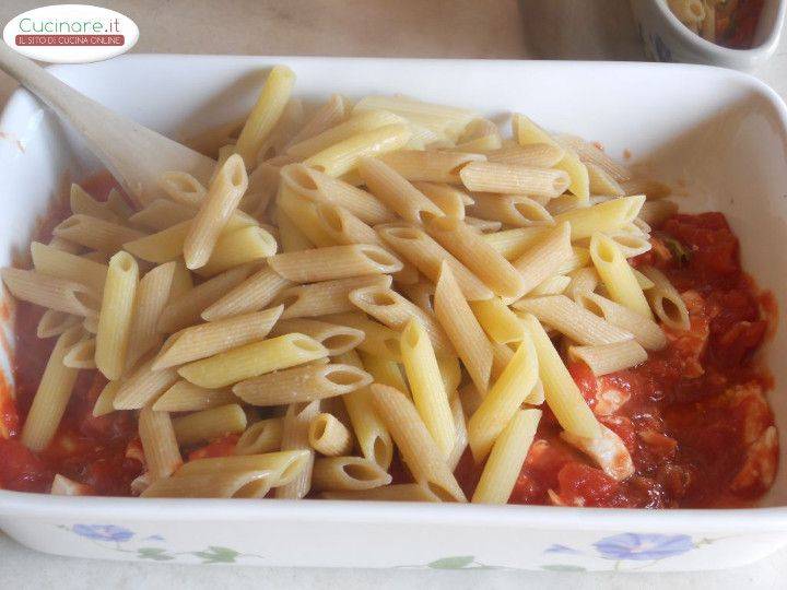 Penne miste al forno con Acciughe, Mozzarella e Basilico preparazione 6