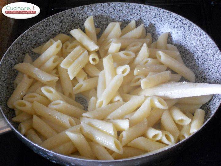 Penne sfiziose alla Crema di Pecorino con Melanzane, Peperoncino e Olive preparazione 10