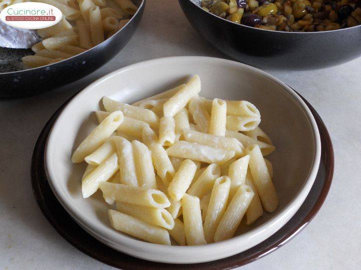 Penne sfiziose alla Crema di Pecorino con Melanzane, Peperoncino e Olive preparazione 11