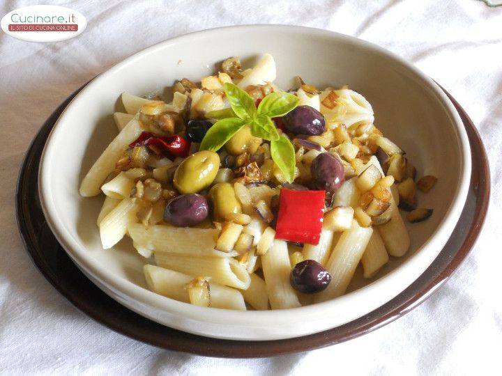 Penne sfiziose alla Crema di Pecorino con Melanzane, Peperoncino e Olive preparazione 13