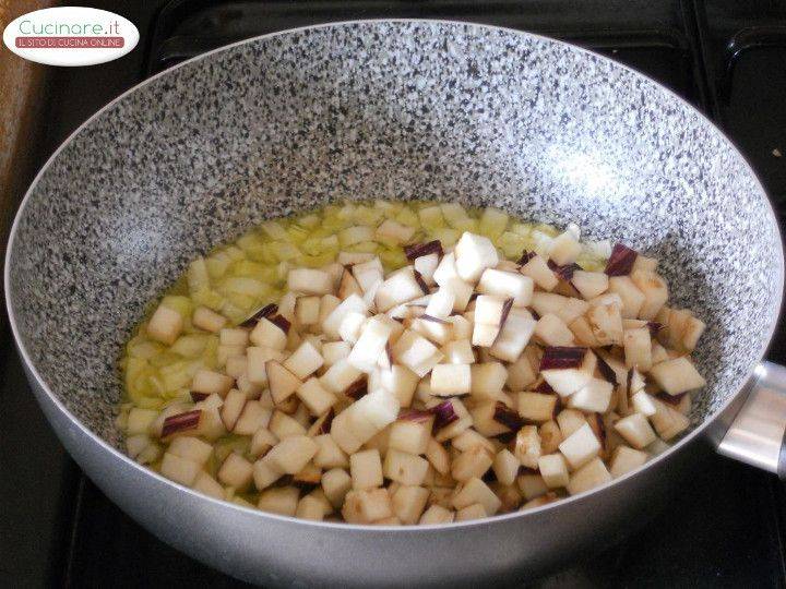 Penne sfiziose alla Crema di Pecorino con Melanzane, Peperoncino e Olive preparazione 1