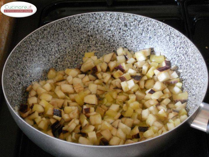 Penne sfiziose alla Crema di Pecorino con Melanzane, Peperoncino e Olive preparazione 2