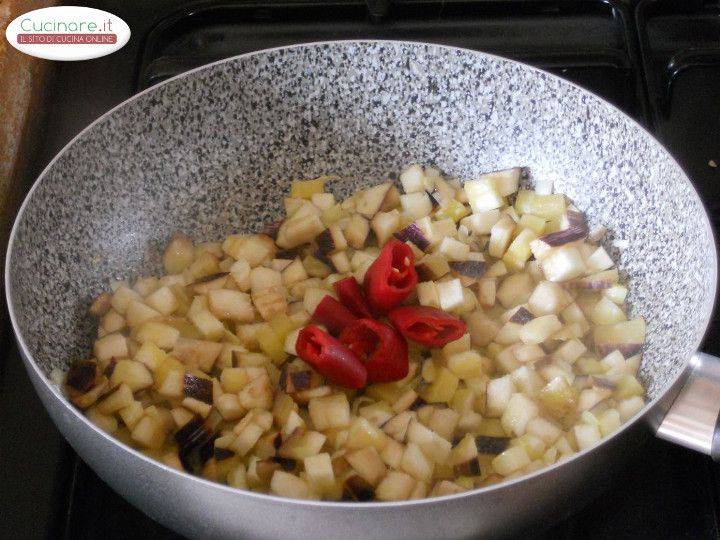 Penne sfiziose alla Crema di Pecorino con Melanzane, Peperoncino e Olive preparazione 3