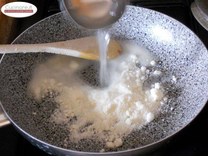 Penne sfiziose alla Crema di Pecorino con Melanzane, Peperoncino e Olive preparazione 7