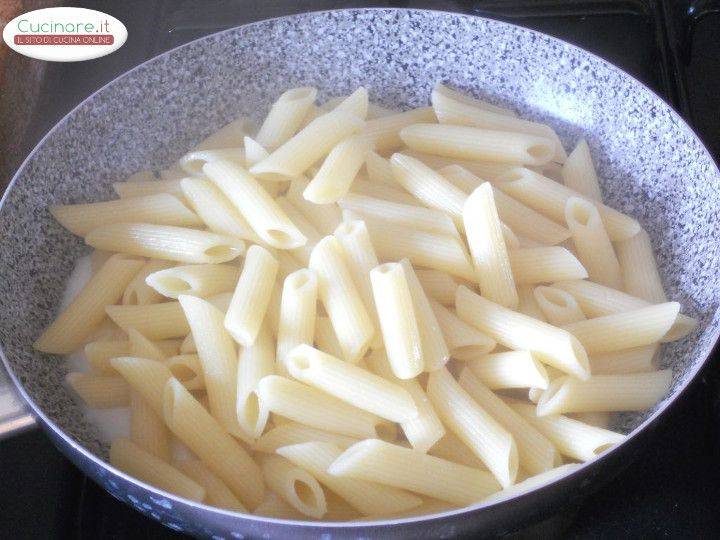 Penne sfiziose alla Crema di Pecorino con Melanzane, Peperoncino e Olive preparazione 9